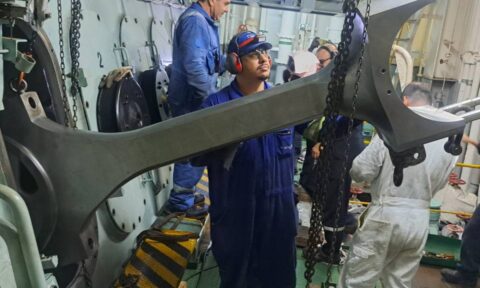 Metalock Brasil performs mechanical services on the main engine of a bulk carrier in Florida and the Netherlands