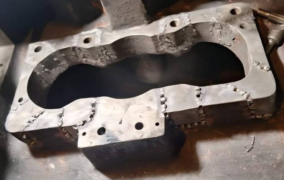 Metalock Brasil realiza reparo estrutural em bloco de motor de navio cargueiro em águas internacionais